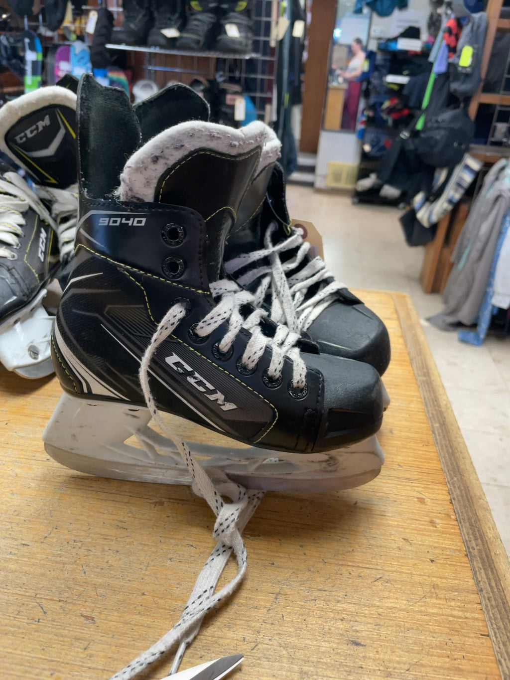 CCM Tacks 9040 Size 1 Youth Ice Hockey Skates