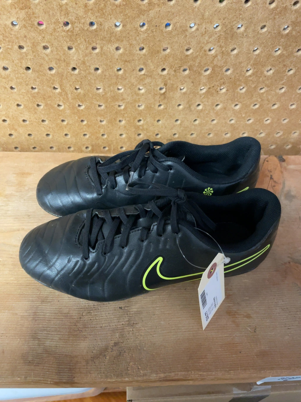 Nike Tiempo Legend 10 Club FG/MG Size 5Y Soccer Cleats