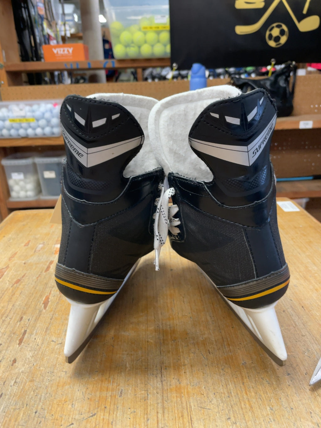 Bauer Supreme 140 Size 2R Ice Hockey Skates