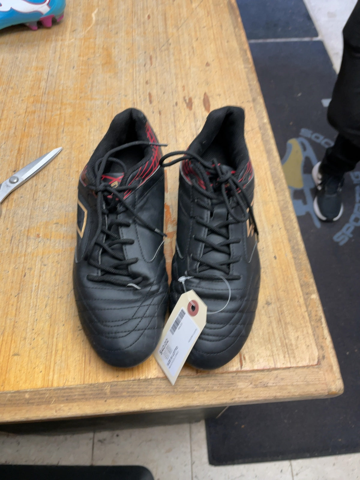 Lotto Soccer Cleats Size 8 US Black/Gold/Red