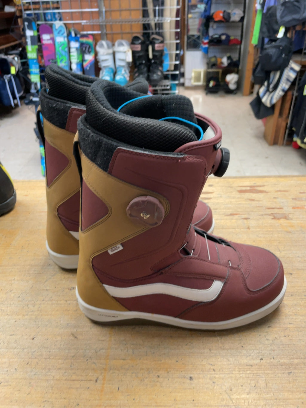 Vans Aura Size 10.5 US Snowboard Boots
