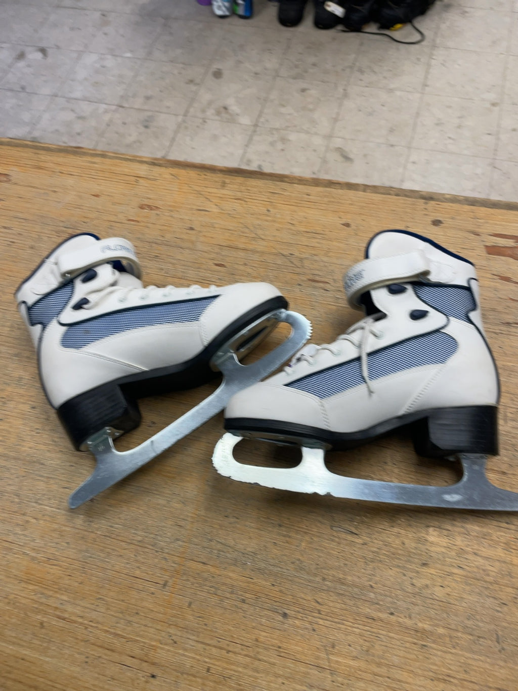 Flowline Size 8 Figure Skates