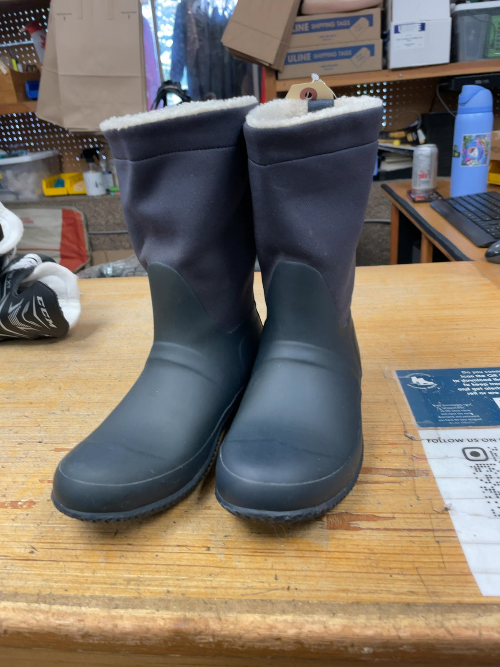 Hunter Size 4 Navy Sherpa Lined Rain Boots