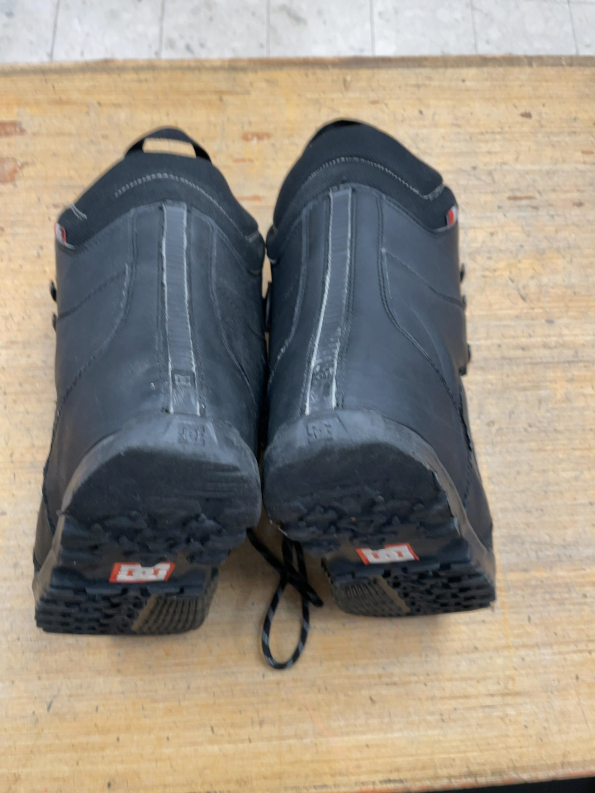 DC Rogan Size 7 Snowboard Boots