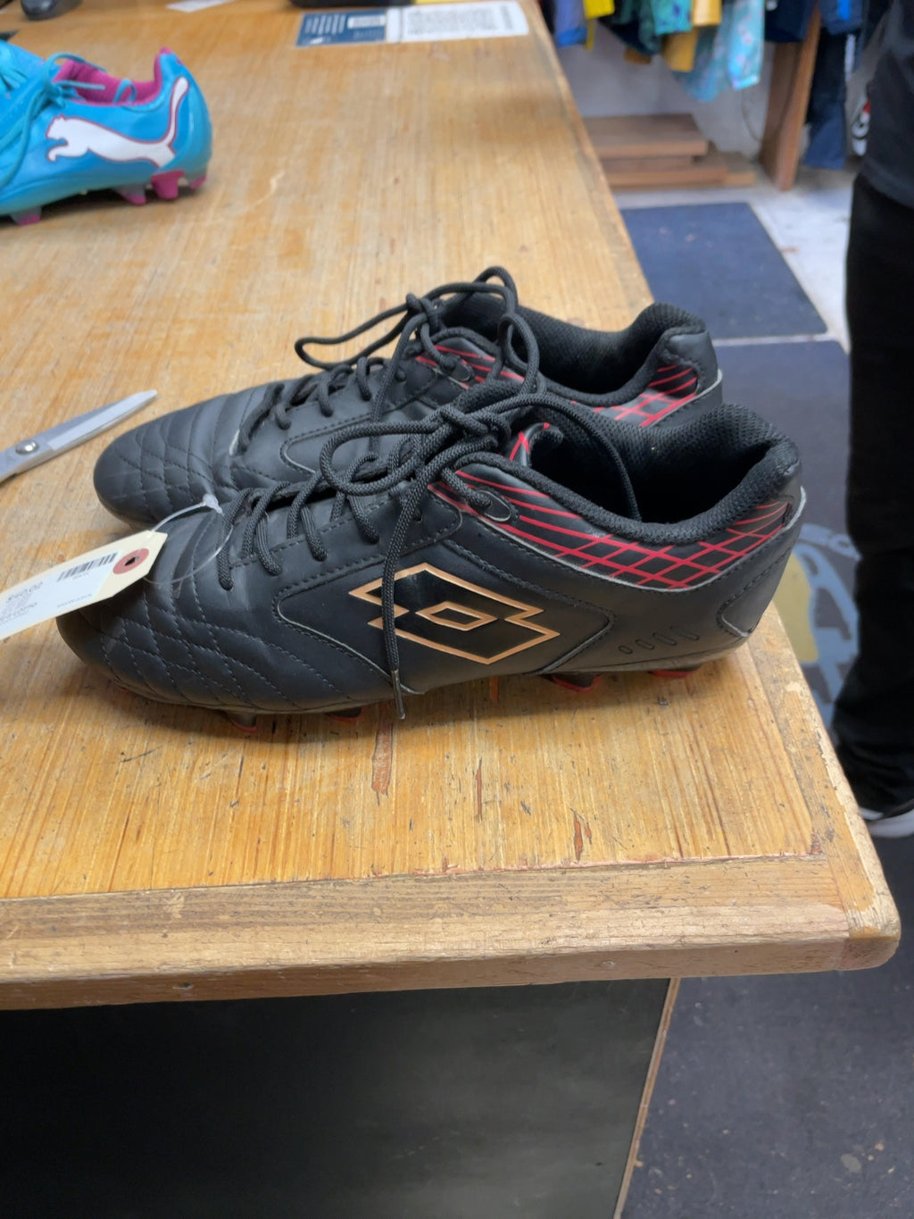 Lotto Soccer Cleats Size 8 US Black/Gold/Red