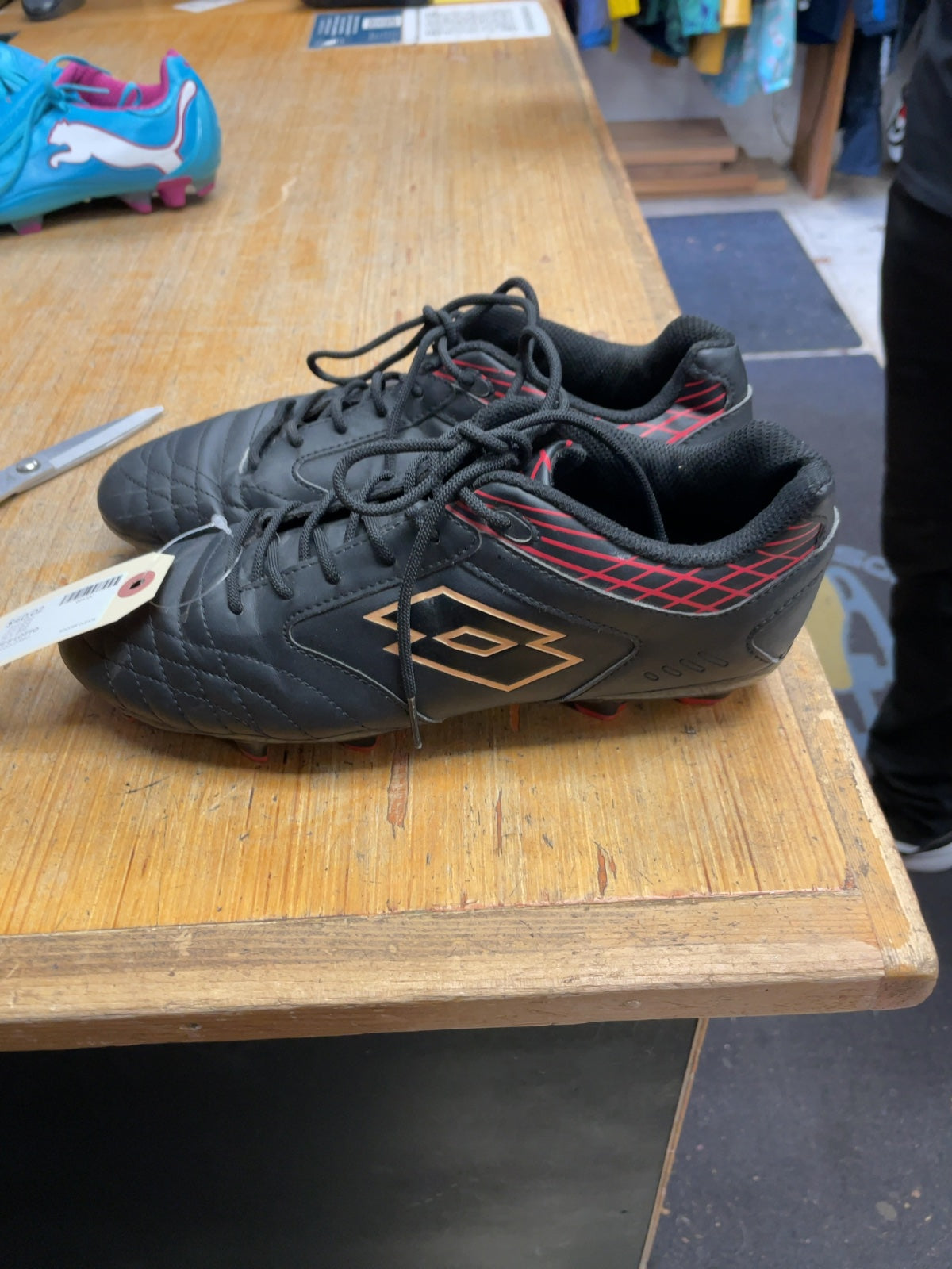 Lotto Soccer Cleats Size 8 US Black/Gold/Red