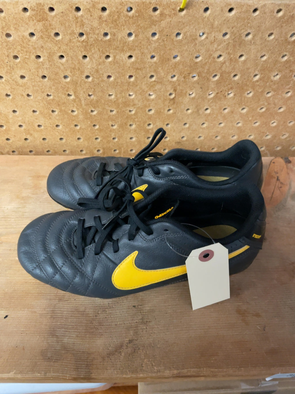 Nike Tiempo Size 5Y Soccer Cleats