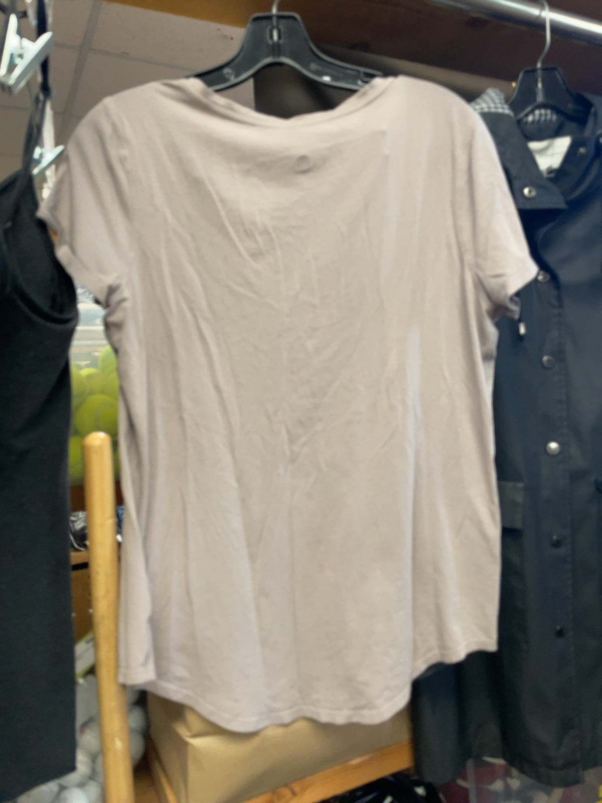 lululemon Size 8 V-Neck T-Shirt