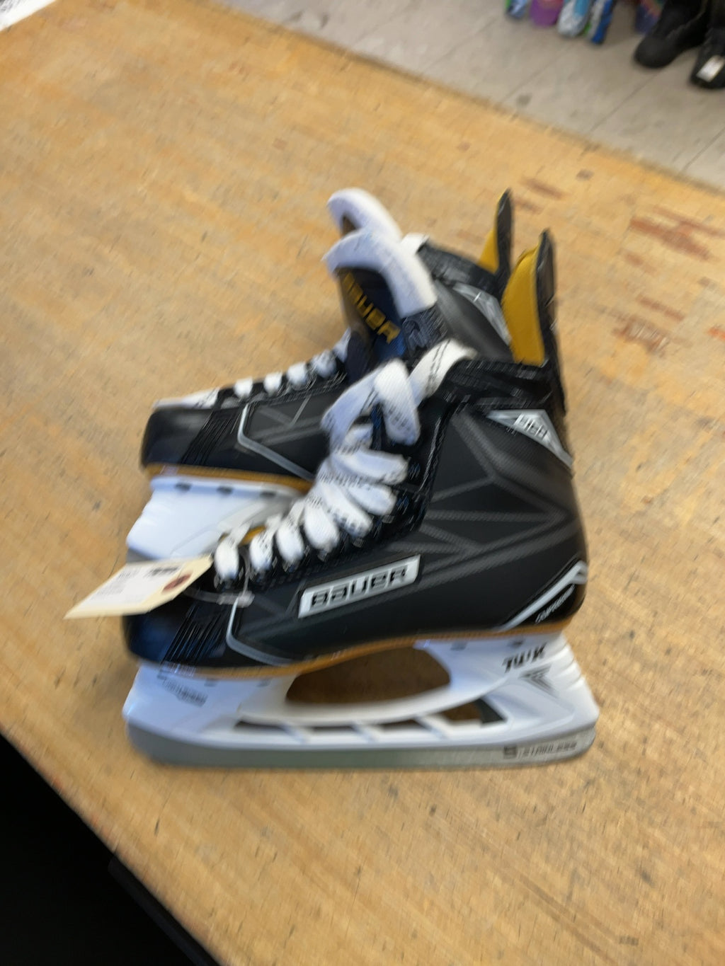 Bauer Supreme S160 Size 2D Junior Ice Hockey Skates