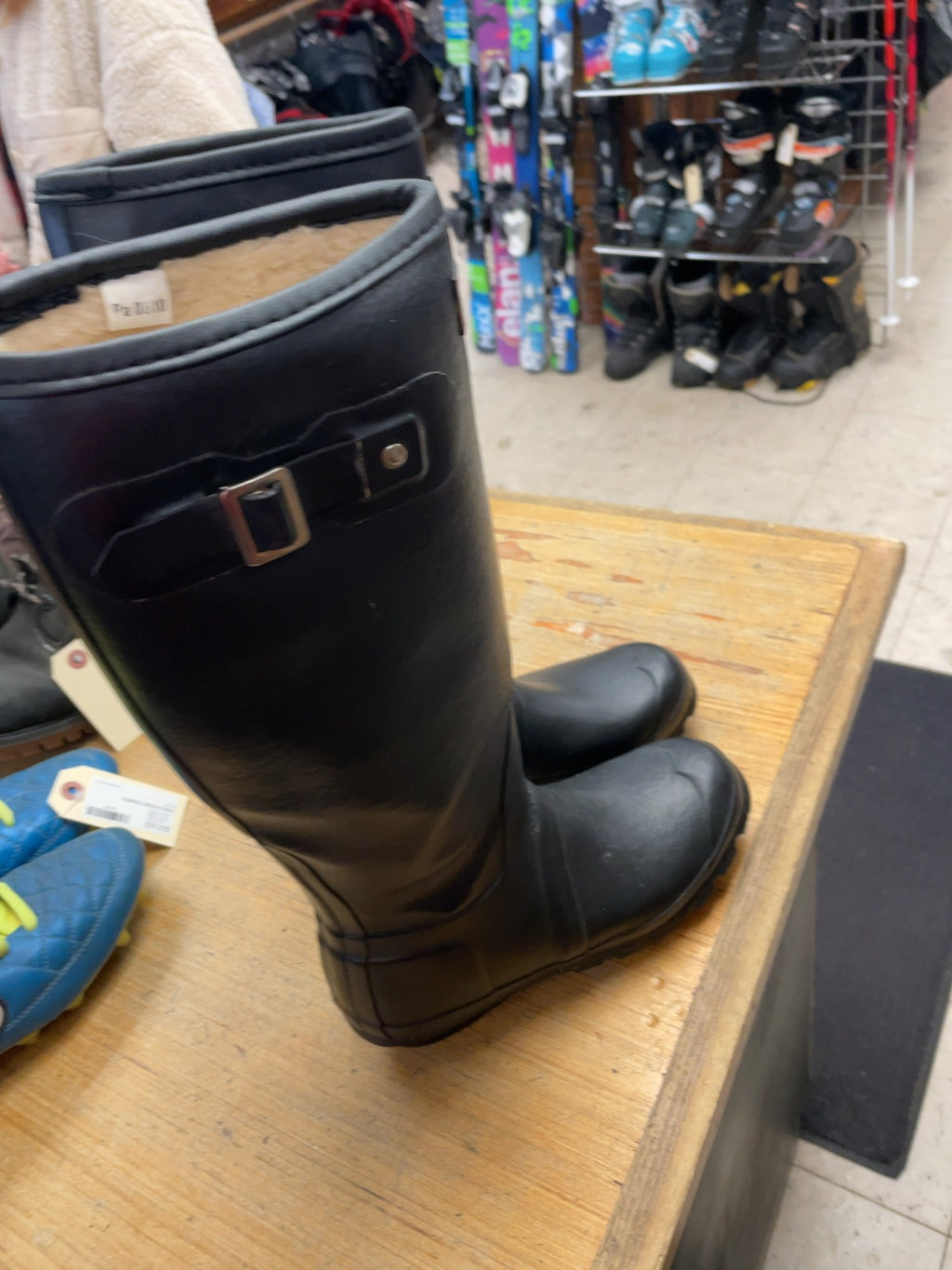 Hunter Tall Fleece-Lined Rain Boots Size 3