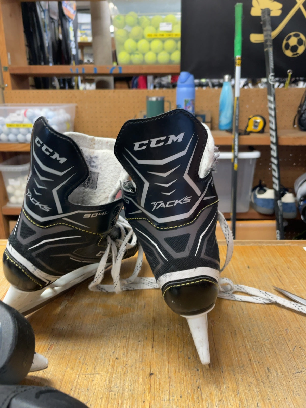 CCM Tacks 9040 Size 1 Youth Ice Hockey Skates