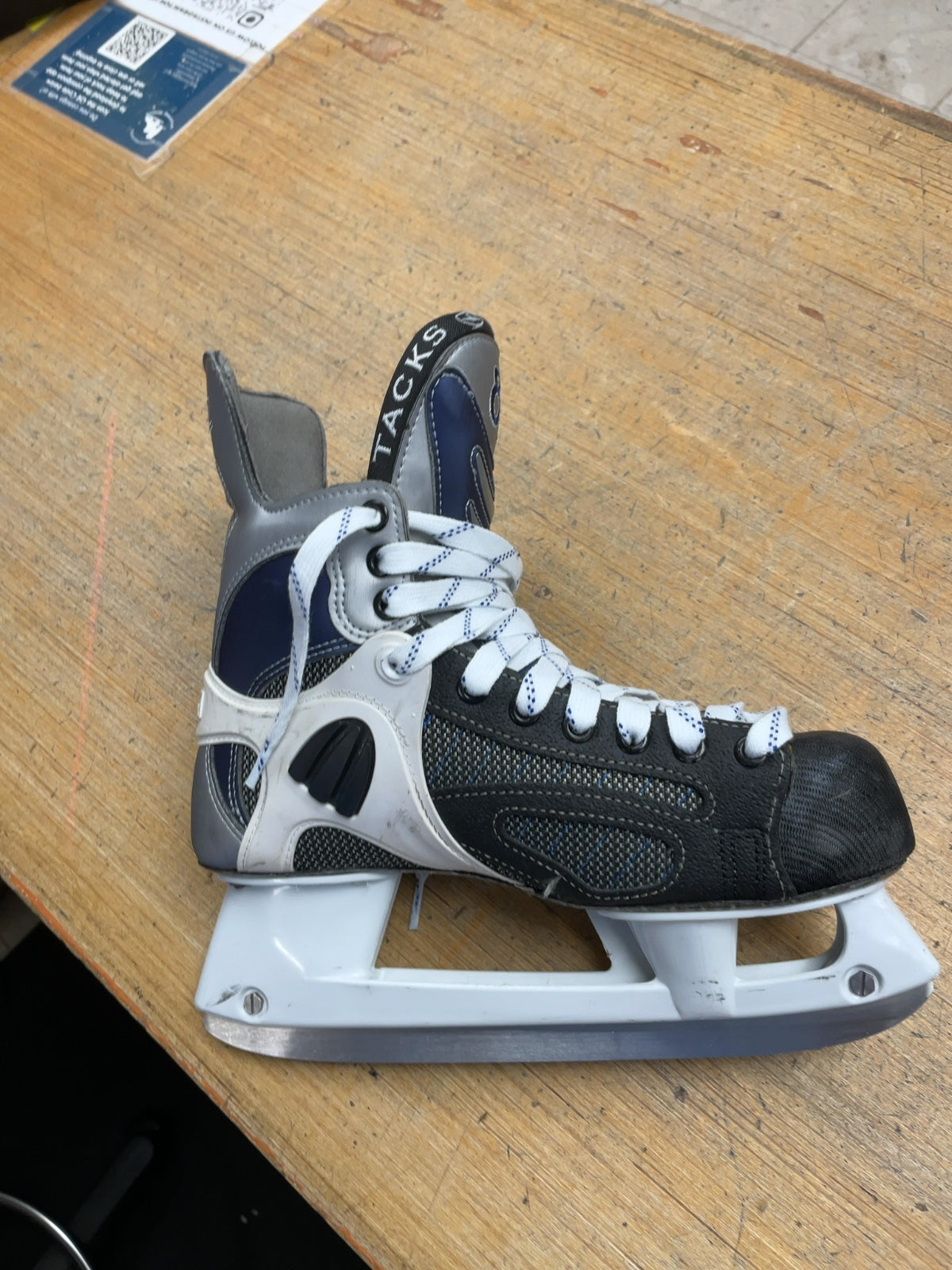 CCM 852 Super Tacks Size 7.5E Hockey Skates
