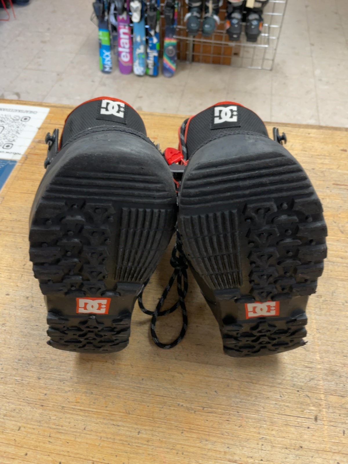 DC Rogan Size 7 Snowboard Boots