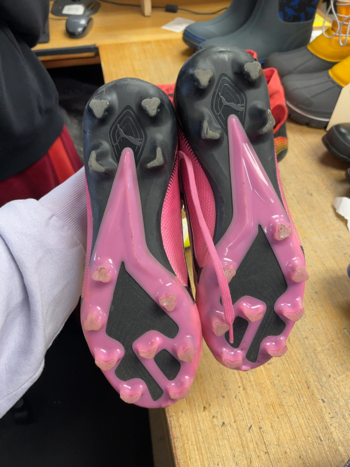 Puma Ultra Size 7 Women's Soccer Cleats Pink