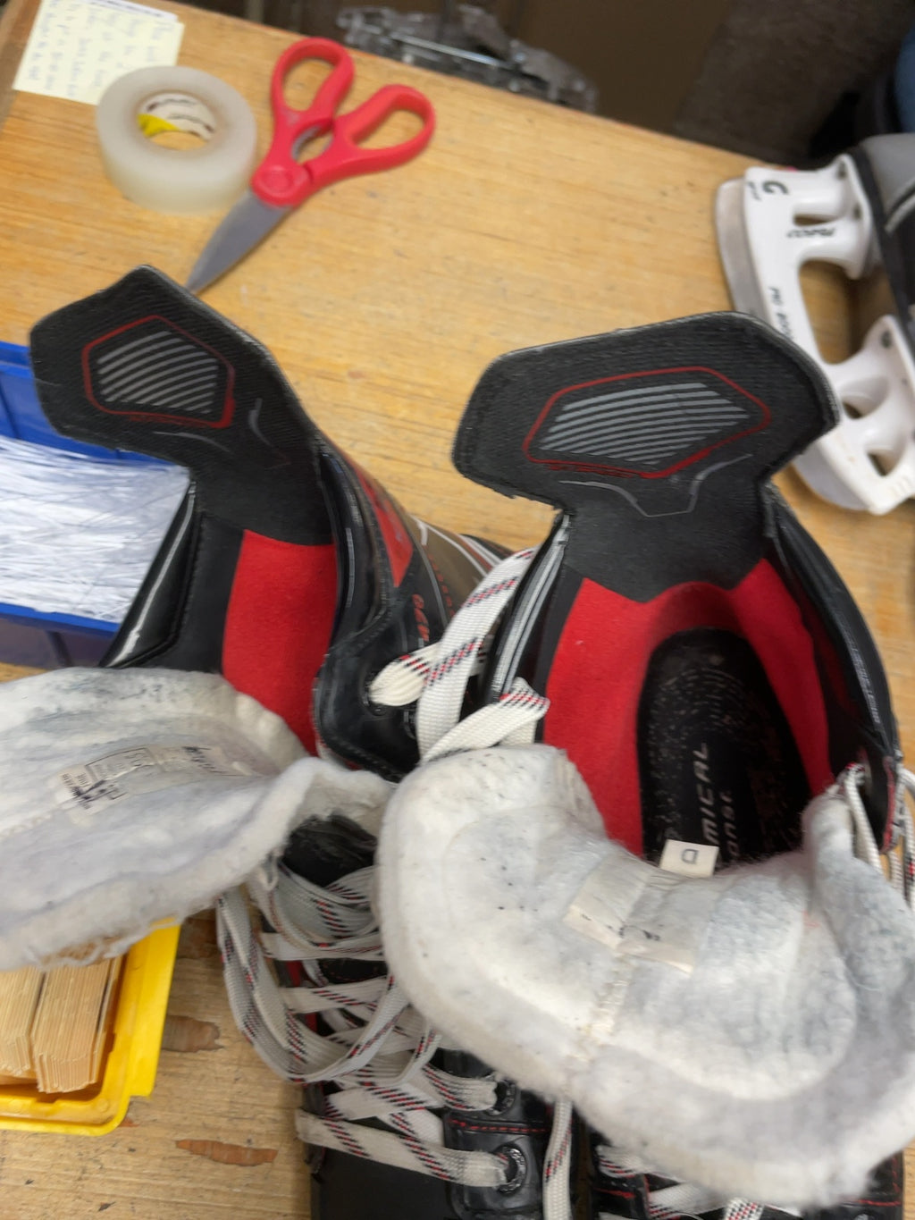 CCM JetSpeed FT470 Size 6.5 D Ice Hockey Skates