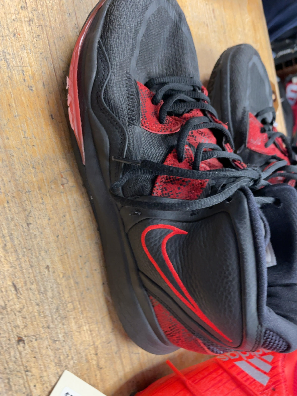 Nike Kyrie Infinity Size 9.5 Basketball Shoes - Black/Red