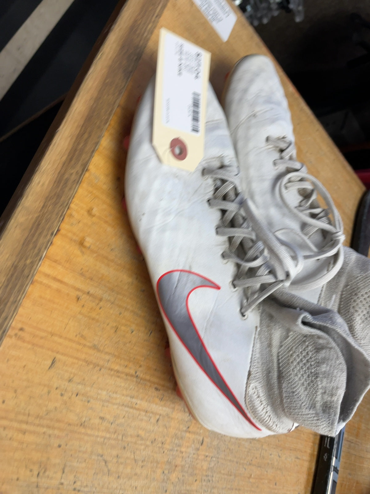 Nike Magista Size 8 US White Soccer Cleats