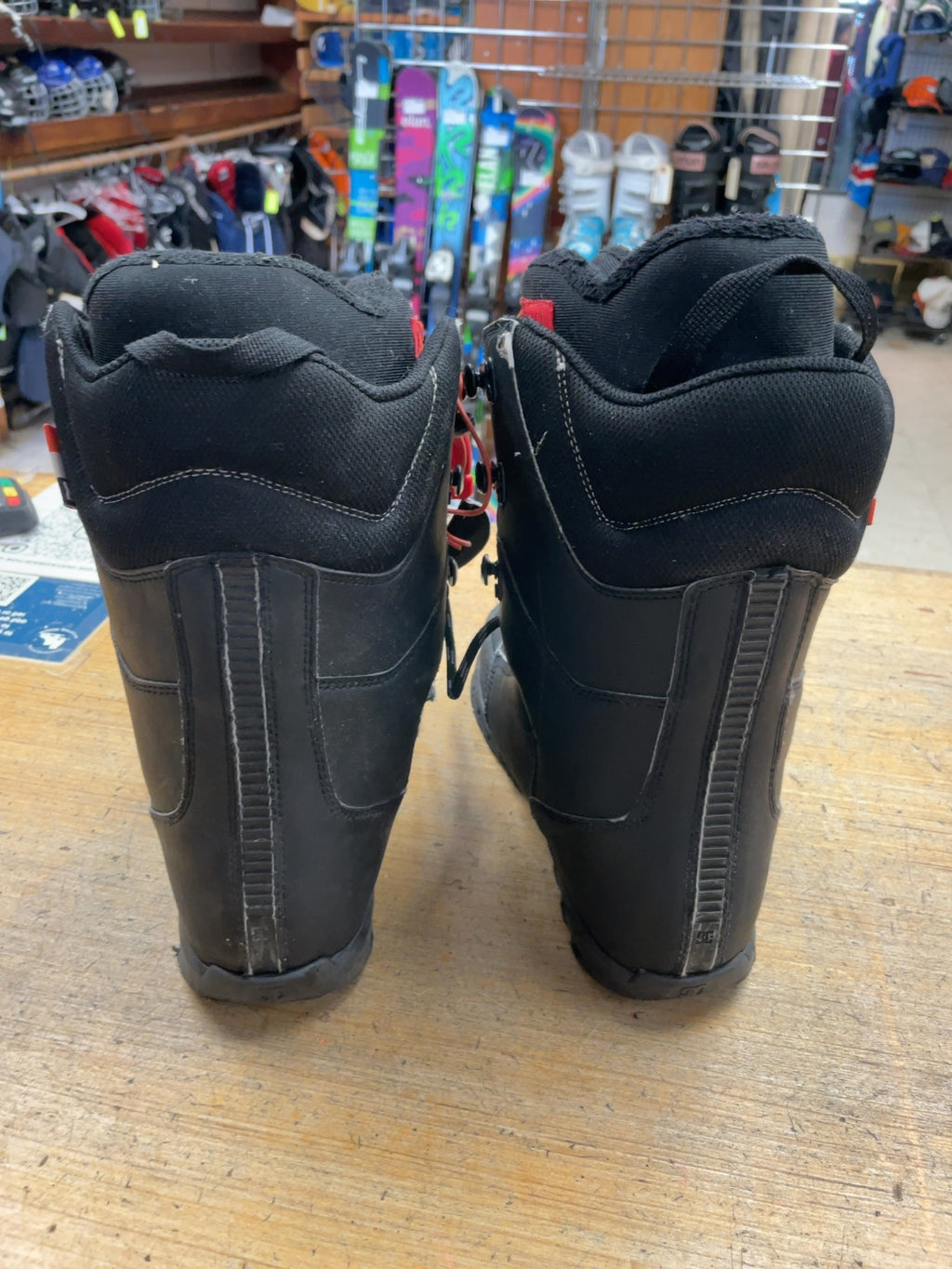 DC Rogan Size 7 Snowboard Boots