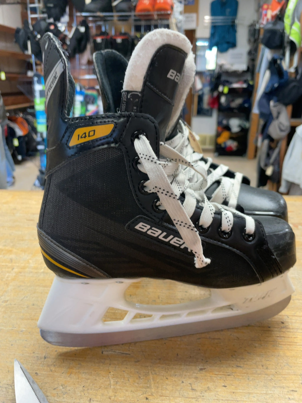 Bauer Supreme 140 Size 2R Ice Hockey Skates