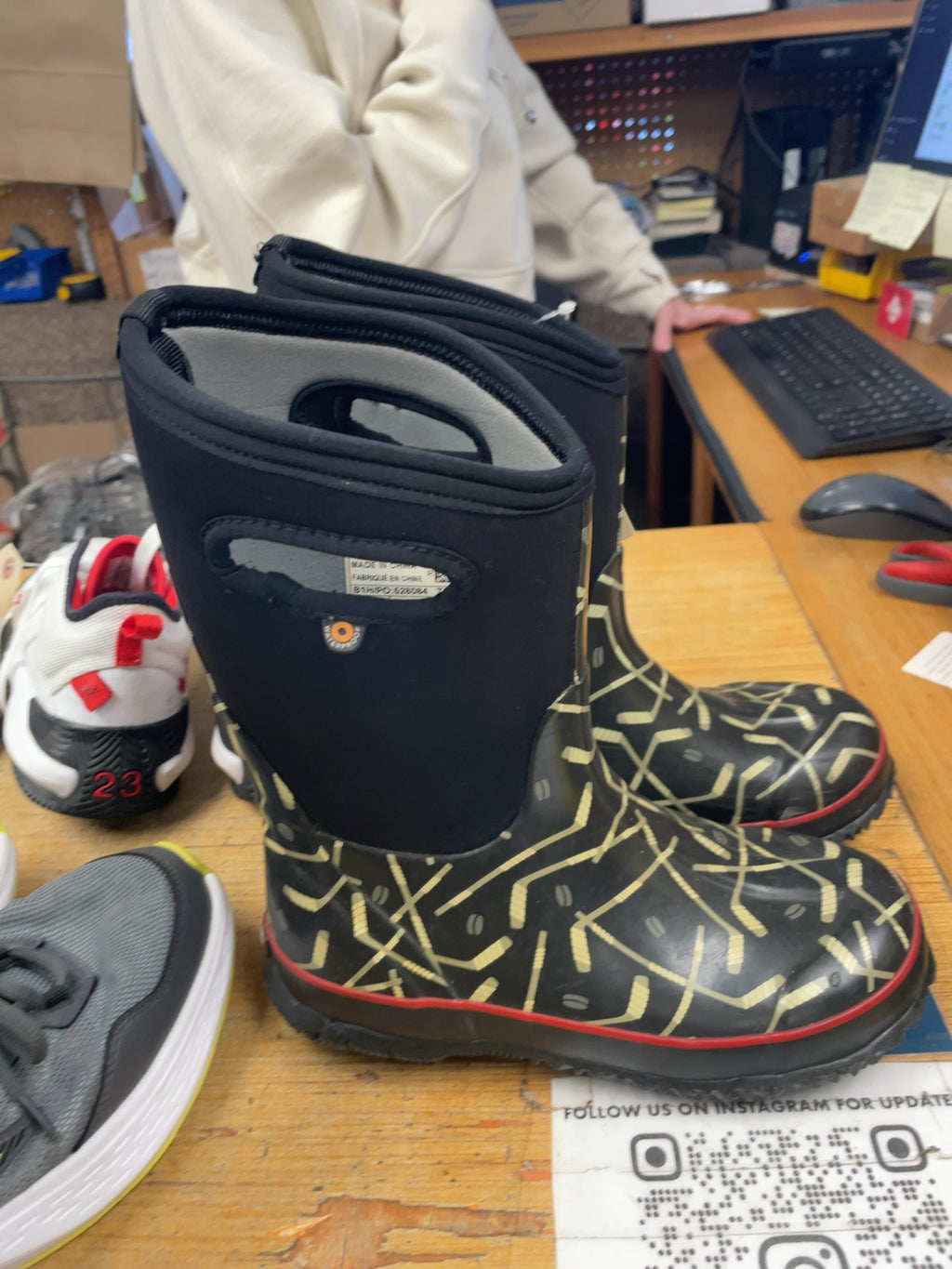 Bogs Classic Boots Size 5 Hockey Sticks